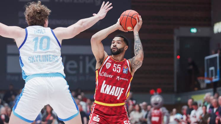 Im Bild: v.li. Jacob Holt (Frankfurt Skyliners, 10) gegen David Muenkat (Wuerzburg Baskets, 55) am Ball 17.04.2026, Fitness First Wuerzburg Baskets vs. SKYLINERS Frankfurt, easyCredit BBL, 30. Spieltag, Deutschland, 97072, tectake-Arena Wuerzburg, Copyright: HMBxMedia xJulienxBecker