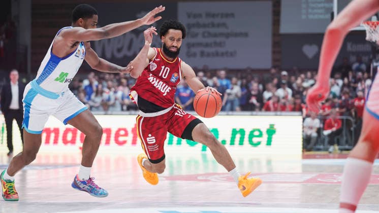 Im Bild: v.li. William Christmas (Frankfurt Skyliners, 8) gegen Davion Mintz (Wuerzburg Baskets, 10) am Ball 17.04.2026, Fitness First Wuerzburg Baskets vs. SKYLINERS Frankfurt, easyCredit BBL, 30. Spieltag, Deutschland, 97072, tectake-Arena Wuerzburg, Copyright: HMBxMedia xJulienxBecker