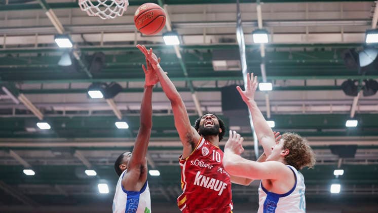 Im Bild: v.li. William Christmas (Frankfurt Skyliners, 8), Davion Mintz (Wuerzburg Baskets, 10) am Ball und Jacob Holt (Frankfurt Skyliners, 10) 17.04.2026, Fitness First Wuerzburg Baskets vs. SKYLINERS Frankfurt, easyCredit BBL, 30. Spieltag, Deutschland, 97072, tectake-Arena Wuerzburg, Copyright: HMBxMedia xJulienxBecker