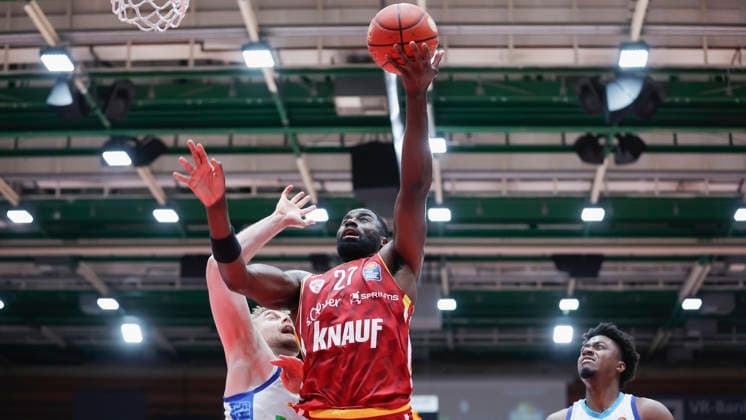 Im Bild: v.li. Till Pape (Frankfurt Skyliners, 19), Eddy Edigin (Wuerzburg Baskets, 27) und Nahiem Alleyne (Frankfurt Skyliners, 4) 17.04.2026, Fitness First Wuerzburg Baskets vs. SKYLINERS Frankfurt, easyCredit BBL, 30. Spieltag, Deutschland, 97072, tectake-Arena Wuerzburg, Copyright: HMBxMedia xJulienxBecker