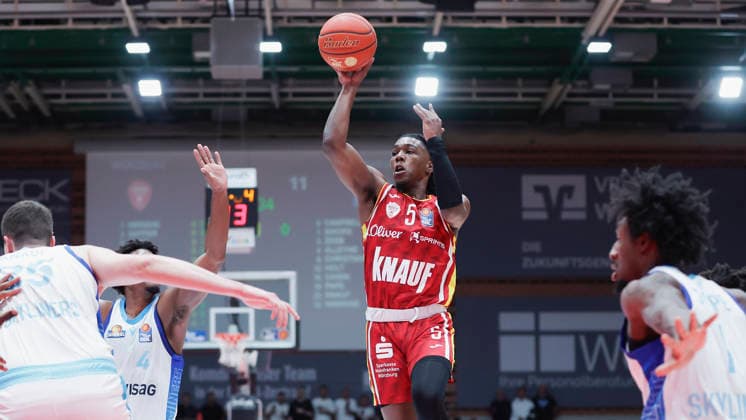 Im Bild: v.li. Nahiem Alleyne (Frankfurt Skyliners, 4) und Marcus Carr(Wuerzburg Baskets, 5) am Ball 17.04.2026, Fitness First Wuerzburg Baskets vs. SKYLINERS Frankfurt, easyCredit BBL, 30. Spieltag, Deutschland, 97072, tectake-Arena Wuerzburg, Copyright: HMBxMedia xJulienxBecker