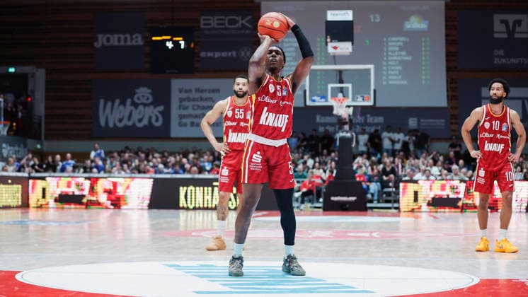 Im Bild: Marcus Carr(Wuerzburg Baskets, 5) mit den Freiwuerfen 17.04.2026, Fitness First Wuerzburg Baskets vs. SKYLINERS Frankfurt, easyCredit BBL, 30. Spieltag, Deutschland, 97072, tectake-Arena Wuerzburg, Copyright: HMBxMedia xJulienxBecker
