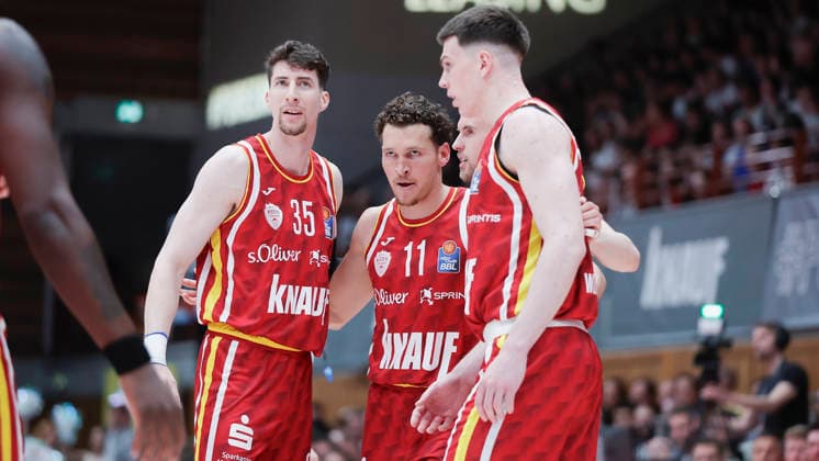 Im Bild: v.li. Alen Pjanic (Wuerzburg Baskets, 35), Brae Ivey (Wuerzburg Baskets, 11), Lukas Herzog (Wuerzburg Baskets, 1) und Christian Skladanowski (Wuerzburg Baskets, 19) 17.04.2026, Fitness First Wuerzburg Baskets vs. SKYLINERS Frankfurt, easyCredit BBL, 30. Spieltag, Deutschland, 97072, tectake-Arena Wuerzburg, Copyright: HMBxMedia xJulienxBecker