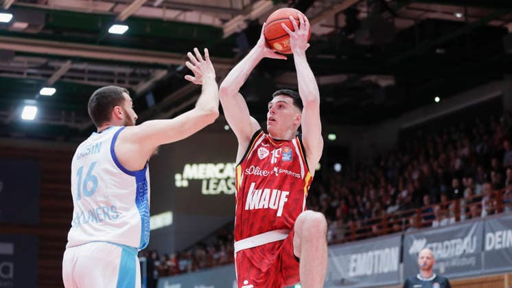 Im Bild: v.li. Radii Caisin (Frankfurt Skyliners, 16) gegen Christian Skladanowski (Wuerzburg Baskets, 19) am Ball 17.04.2026, Fitness First Wuerzburg Baskets vs. SKYLINERS Frankfurt, easyCredit BBL, 30. Spieltag, Deutschland, 97072, tectake-Arena Wuerzburg, Copyright: HMBxMedia xJulienxBecker