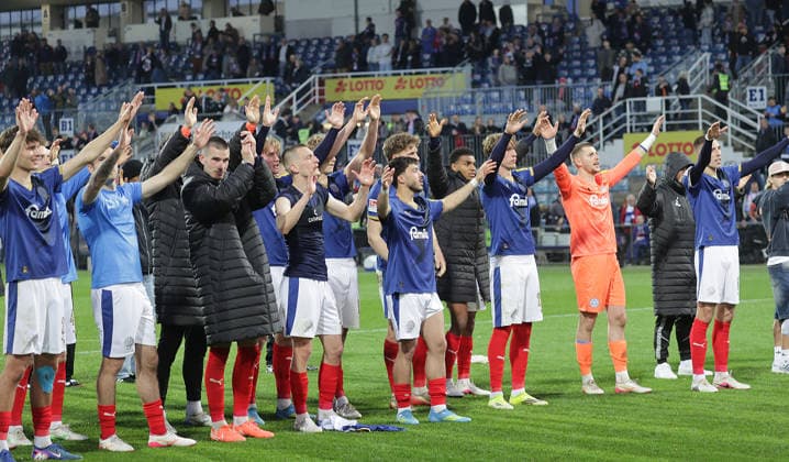 Torhueter Timon Weiner (Holstein Kiel) und Team feiern den Sieg mit den Fans Fussball, Herren, Saison 2025 2026, 2.BL, Holstein Stadion, Holstein Kiel gegen 1.FC Kaiserslautern, 3-0 DFL REGULATIONS PROHIBIT ANY USE OF PHOTOGRAPHS AS IMAGE SEQUENCES AND OR QUASI-VIDEO.