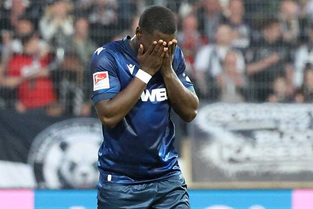 17.04.2026, xrekx, Fussball 2.Bundesliga, SV Elversberg - Karlsruher SC v.l. Spielende Stephan Ambrosius (Karlsruher SC) enttaeuscht, enttäuscht, schaut enttaeuscht, niedergeschlagen, disappointed (DFL DFB REGULATIONS PROHIBIT ANY USE OF PHOTOGRAPHS as IMAGE SEQUENCES and or QUASI-VIDEO) Elversberg