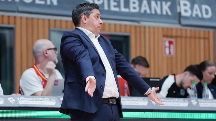 Im Bild: Verwunderung bei Head-Coach Sasa Filipovski (Wuerzburg Baskets) 17.04.2026, Fitness First Wuerzburg Baskets vs. SKYLINERS Frankfurt, easyCredit BBL, 30. Spieltag, Deutschland, 97072, tectake-Arena Wuerzburg, Copyright: HMBxMedia xJulienxBecker