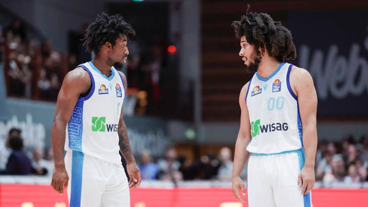 Im Bild: v.li. Isaiah Swope (Frankfurt Skyliners, 1) und Tyger Campbell (Frankfurt Skyliners, 00) besprechen sich. 17.04.2026, Fitness First Wuerzburg Baskets vs. SKYLINERS Frankfurt, easyCredit BBL, 30. Spieltag, Deutschland, 97072, tectake-Arena Wuerzburg, *** In the picture from left Isaiah Swope Frankfurt Skyliners, 1 and Tyger Campbell Frankfurt Skyliners, 00 discuss 17 04 2026, Fitness First Wuerzburg Baskets vs SKYLINERS Frankfurt, easyCredit BBL, 30 Matchday, Germany, 97072, tectake Arena Wuerzburg, Copyright: HMBxMedia xJulienxBecker