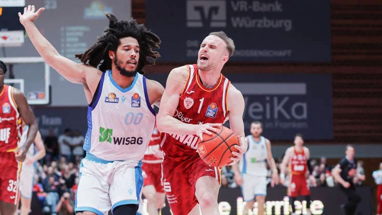 Im Bild: v.li. Tyger Campbell (Frankfurt Skyliners, 00) gegen Lukas Herzog (Wuerzburg Baskets, 1) am Ball. 17.04.2026, Fitness First Wuerzburg Baskets vs. SKYLINERS Frankfurt, easyCredit BBL, 30. Spieltag, Deutschland, 97072, tectake-Arena Wuerzburg, Copyright: HMBxMedia xJulienxBecker