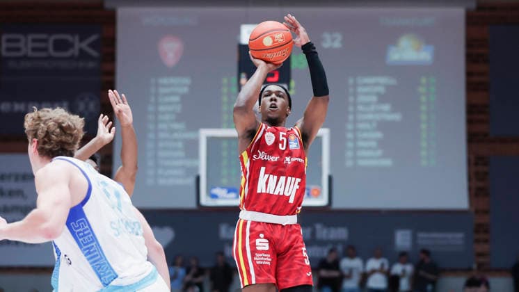 Im Bild: Marcus Carr(Wuerzburg Baskets, 5) mit dem Korbwurf 17.04.2026, Fitness First Wuerzburg Baskets vs. SKYLINERS Frankfurt, easyCredit BBL, 30. Spieltag, Deutschland, 97072, tectake-Arena Wuerzburg, Copyright: HMBxMedia xJulienxBecker