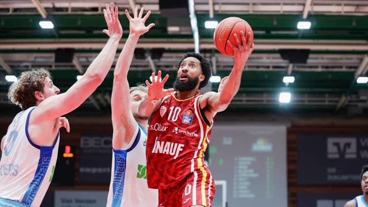 Im Bild: v.li. Jacob Holt (Frankfurt Skyliners, 10) und Till Pape (Frankfurt Skyliners, 19) gegen Davion Mintz (Wuerzburg Baskets, 10) am Ball 17.04.2026, Fitness First Wuerzburg Baskets vs. SKYLINERS Frankfurt, easyCredit BBL, 30. Spieltag, Deutschland, 97072, tectake-Arena Wuerzburg, Copyright: HMBxMedia xJulienxBecker