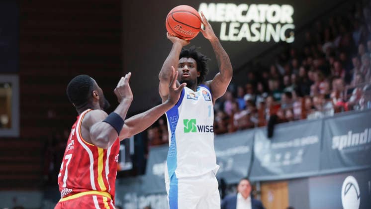 Im Bild: v.li. Eddy Edigin (Wuerzburg Baskets, 27) gegen Isaiah Swope (Frankfurt Skyliners, 1) am Ball 17.04.2026, Fitness First Wuerzburg Baskets vs. SKYLINERS Frankfurt, easyCredit BBL, 30. Spieltag, Deutschland, 97072, tectake-Arena Wuerzburg, Copyright: HMBxMedia xJulienxBecker