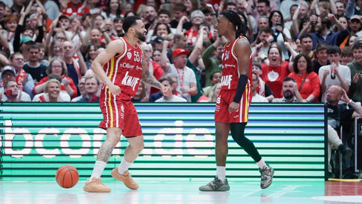 Im Bild: Jubel bei v.li. David Muenkat (Wuerzburg Baskets, 55) und Marcus Carr(Wuerzburg Baskets, 5) 17.04.2026, Fitness First Wuerzburg Baskets vs. SKYLINERS Frankfurt, easyCredit BBL, 30. Spieltag, Deutschland, 97072, tectake-Arena Wuerzburg, Copyright: HMBxMedia xJulienxBecker