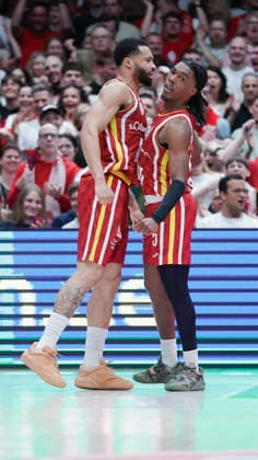 Im Bild: Jubel bei v.li. David Muenkat (Wuerzburg Baskets, 55) und Marcus Carr(Wuerzburg Baskets, 5) 17.04.2026, Fitness First Wuerzburg Baskets vs. SKYLINERS Frankfurt, easyCredit BBL, 30. Spieltag, Deutschland, 97072, tectake-Arena Wuerzburg, Copyright: HMBxMedia xJulienxBecker