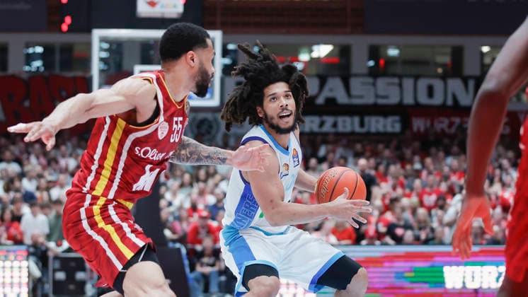 Im Bild: v.li. David Muenkat (Wuerzburg Baskets, 55) gegen Tyger Campbell (Frankfurt Skyliners, 00) am Ball 17.04.2026, Fitness First Wuerzburg Baskets vs. SKYLINERS Frankfurt, easyCredit BBL, 30. Spieltag, Deutschland, 97072, tectake-Arena Wuerzburg, Copyright: HMBxMedia xJulienxBecker
