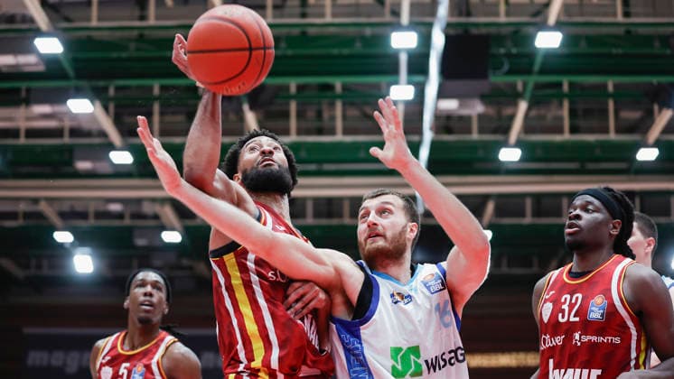 Im Bild: v.li. Davion Mintz (Wuerzburg Baskets, 10), Radii Caisin (Frankfurt Skyliners, 16) und Charles Thompson (Wuerzburg Baskets, 32) - Reboundduell 17.04.2026, Fitness First Wuerzburg Baskets vs. SKYLINERS Frankfurt, easyCredit BBL, 30. Spieltag, Deutschland, 97072, tectake-Arena Wuerzburg, Copyright: HMBxMedia xJulienxBecker