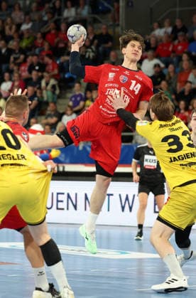 17.04.2026, Deutschland, Bietigheim Handball SG BBM Bietigheim vs. HSG Krefeld, v.l. Fynn-Luca Nicolaus (BBM), Lars Jagieniak (Krefeld)