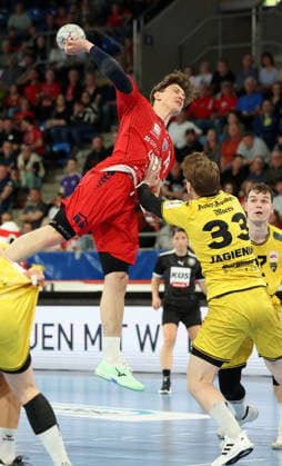 17.04.2026, Deutschland, Bietigheim Handball SG BBM Bietigheim vs. HSG Krefeld, v.l. Fynn-Luca Nicolaus (BBM), Lars Jagieniak (Krefeld)