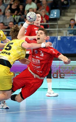 17.04.2026, Deutschland, Bietigheim Handball SG BBM Bietigheim vs. HSG Krefeld, v.l. Niklas Ingenpaß (Krefeld), Nikola Vlahovic (BBM)