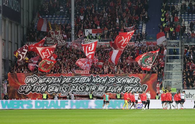 Choreo der Fans aus Kaiserslautern nach Abpfiff Fussball, Herren, Saison 2025 2026, 2.BL, Holstein Stadion, Holstein Kiel gegen 1.FC Kaiserslautern, 3-0 DFL REGULATIONS PROHIBIT ANY USE OF PHOTOGRAPHS AS IMAGE SEQUENCES AND OR QUASI-VIDEO.