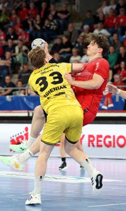 17.04.2026, Deutschland, Bietigheim Handball SG BBM Bietigheim vs. HSG Krefeld, v.l. Lars Jagieniak (Krefeld), Fynn-Luca Nicolaus (BBM)