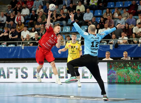 17.04.2026, Deutschland, Bietigheim Handball SG BBM Bietigheim vs. HSG Krefeld, vorn v.l. Till Hermann (BBM), Pau Guitart Alguacil (Krefeld)