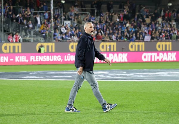 Trainer Tim Walter (Holstein Kiel) Fussball, Herren, Saison 2025 2026, 2.BL, Holstein Stadion, Holstein Kiel gegen 1.FC Kaiserslautern, 3-0 DFL REGULATIONS PROHIBIT ANY USE OF PHOTOGRAPHS AS IMAGE SEQUENCES AND OR QUASI-VIDEO.