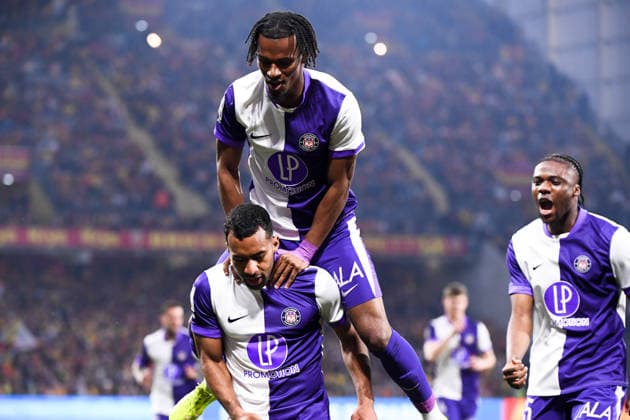 RC Lens v Toulouse FC - Ligue 1 McDonald s 2025 2026 10 Yann GBOHO (tfc) - 23 Cristian CASSERES JR (tfc) during the Ligue 1 McDonald s match between Lens and Toulouse at Stade Bollaert-Delelis on April 17, 2026 in Lens, France. Lens France  Copyright: xFEPx 776485087