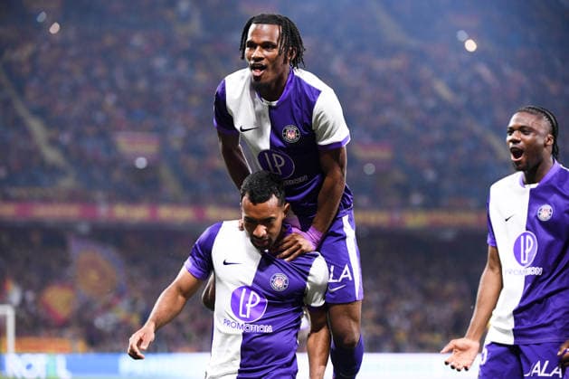 RC Lens v Toulouse FC - Ligue 1 McDonald s 2025 2026 10 Yann GBOHO (tfc) - 23 Cristian CASSERES JR (tfc) during the Ligue 1 McDonald s match between Lens and Toulouse at Stade Bollaert-Delelis on April 17, 2026 in Lens, France. Lens France  Copyright: xFEPx 776485087