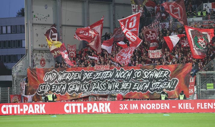 Choreo der Fans aus Kaiserslautern nach Abpfiff Fussball, Herren, Saison 2025 2026, 2.BL, Holstein Stadion, Holstein Kiel gegen 1.FC Kaiserslautern, 3-0 DFL REGULATIONS PROHIBIT ANY USE OF PHOTOGRAPHS AS IMAGE SEQUENCES AND OR QUASI-VIDEO.