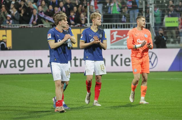 Jonas Therkelsen (Holstein Kiel), Frederik Roslyng (Holstein Kiel), Torhueter Timon Weiner (Holstein Kiel) nach Abpfiff Fussball, Herren, Saison 2025 2026, 2.BL, Holstein Stadion, Holstein Kiel gegen 1.FC Kaiserslautern, 3-0 DFL REGULATIONS PROHIBIT ANY USE OF PHOTOGRAPHS AS IMAGE SEQUENCES AND OR QUASI-VIDEO.