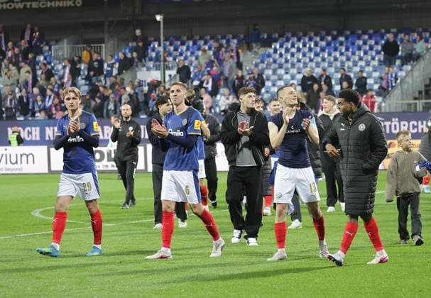 Ehrenrunde und Dank an die Fans, Niklas Niehoff (Holstein Kiel), Marko Ivezic (Holstein Kiel), Ivan Nekic (Holstein Kiel), Fussball, Herren, Saison 2025 2026, 2.BL, Holstein Stadion, Holstein Kiel gegen 1.FC Kaiserslautern, 3-0 DFL REGULATIONS PROHIBIT ANY USE OF PHOTOGRAPHS AS IMAGE SEQUENCES AND OR QUASI-VIDEO.