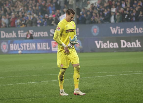 Torhueter Julian Krahl (1. FC Kaiserslautern) enttaeuscht Fussball, Herren, Saison 2025 2026, 2.BL, Holstein Stadion, Holstein Kiel gegen 1.FC Kaiserslautern, 3-0 DFL REGULATIONS PROHIBIT ANY USE OF PHOTOGRAPHS AS IMAGE SEQUENCES AND OR QUASI-VIDEO.
