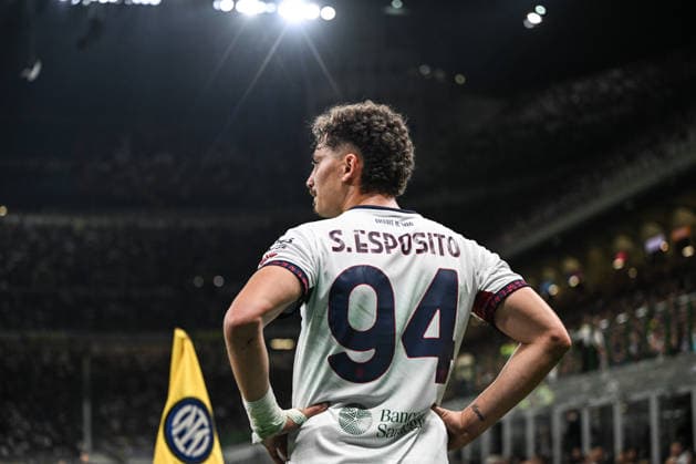 FC Internazionale v Cagliari Calcio - Serie A Sebastiano Esposito of Cagliari Calcio in action during the Italian Serie A football match between Inter FC Internazionale and Cagliari Calcio at Giuseppe Meazza San Siro stadium in Milan, Italy, on April 17, 2026. Milano Italy  Copyright: xTizianoxBallabiox originalFilename:ballabio-interfci260417_np2KF.jpg