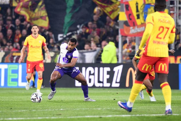 RC Lens v Toulouse FC - Ligue 1 McDonald s 2025 2026 23 Cristian CASSERES JR (tfc) during the Ligue 1 McDonald s match between Lens and Toulouse at Stade Bollaert-Delelis on April 17, 2026 in Lens, France. Lens France  Copyright: xFEPx 776485087