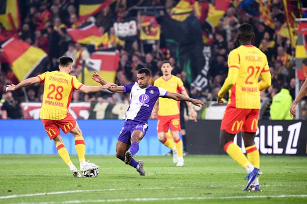 RC Lens v Toulouse FC - Ligue 1 McDonald s 2025 2026 23 Cristian CASSERES JR (tfc) during the Ligue 1 McDonald s match between Lens and Toulouse at Stade Bollaert-Delelis on April 17, 2026 in Lens, France. Lens France  Copyright: xFEPx 776485087