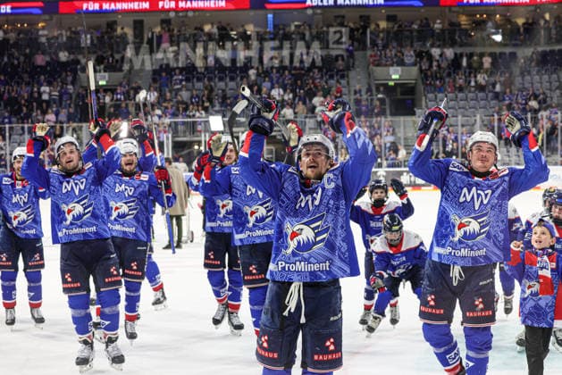 17.04.2026, xhettx, Eishockey Penny DEL 1 2 Finale, Adler Mannheim - Red Bull München v.l. Die Adler feiern den Finaleinzug (DFL DFB REGULATIONS PROHIBIT ANY USE OF PHOTOGRAPHS as IMAGE SEQUENCES and or QUASI-VIDEO) *** 17 04 2026, xhettx, Eishockey Penny DEL 1 2 Finale, Adler Mannheim Red Bull München v l Die Adler feiern den Finaleinzug DFL DFB REGULATIONS PROHIBIT ANY USE OF PHOTOGRAPHS as IMAGE SEQUENCES and or QUASI VIDEO