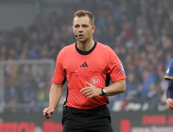 Schiedsrichter Marc Philip Eckermann Fussball, Herren, Saison 2025 2026, 2.BL, Holstein Stadion, Holstein Kiel gegen 1.FC Kaiserslautern, 3-0 DFL REGULATIONS PROHIBIT ANY USE OF PHOTOGRAPHS AS IMAGE SEQUENCES AND OR QUASI-VIDEO.
