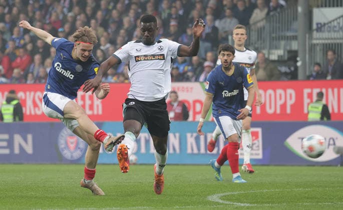 Jonas Therkelsen (Holstein Kiel), Maxwell Gyamfi (1. FC Kaiserslautern) Fussball, Herren, Saison 2025 2026, 2.BL, Holstein Stadion, Holstein Kiel gegen 1.FC Kaiserslautern, 3-0 DFL REGULATIONS PROHIBIT ANY USE OF PHOTOGRAPHS AS IMAGE SEQUENCES AND OR QUASI-VIDEO.