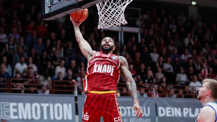 Im Bild: David Muenkat (Wuerzburg Baskets, 55) mit dem Dunking 17.04.2026, Fitness First Wuerzburg Baskets vs. SKYLINERS Frankfurt, easyCredit BBL, 30. Spieltag, Deutschland, 97072, tectake-Arena Wuerzburg, Copyright: HMBxMedia xJulienxBecker