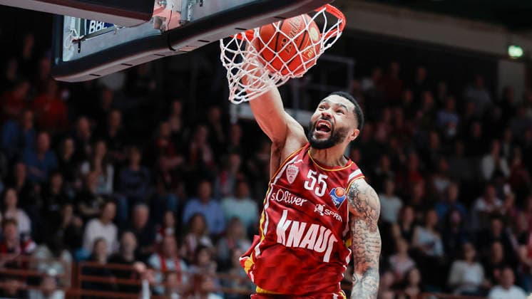 Im Bild: David Muenkat (Wuerzburg Baskets, 55) mit dem Dunking 17.04.2026, Fitness First Wuerzburg Baskets vs. SKYLINERS Frankfurt, easyCredit BBL, 30. Spieltag, Deutschland, 97072, tectake-Arena Wuerzburg, Copyright: HMBxMedia xJulienxBecker