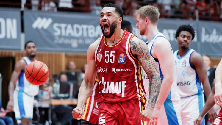Im Bild: David Muenkat (Wuerzburg Baskets, 55) jubelt nach seinem Dunking. 17.04.2026, Fitness First Wuerzburg Baskets vs. SKYLINERS Frankfurt, easyCredit BBL, 30. Spieltag, Deutschland, 97072, tectake-Arena Wuerzburg, Copyright: HMBxMedia xJulienxBecker