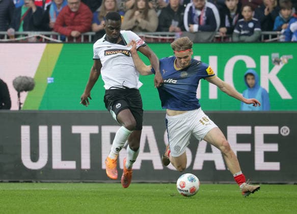 Maxwell Gyamfi (1. FC Kaiserslautern) im Duell mit Jonas Therkelsen (Holstein Kiel) Fussball, Herren, Saison 2025 2026, 2.BL, Holstein Stadion, Holstein Kiel gegen 1.FC Kaiserslautern, 3-0 DFL REGULATIONS PROHIBIT ANY USE OF PHOTOGRAPHS AS IMAGE SEQUENCES AND OR QUASI-VIDEO.