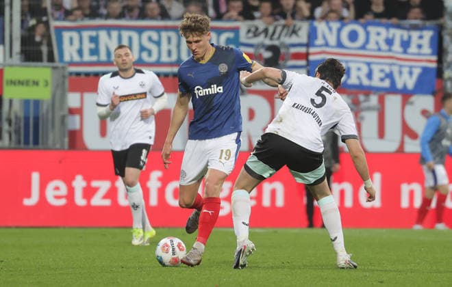 Phil Harres (Holstein Kiel), Ji-Soo Kim (1. FC Kaiserslautern) Fussball, Herren, Saison 2025 2026, 2.BL, Holstein Stadion, Holstein Kiel gegen 1.FC Kaiserslautern, 3-0 DFL REGULATIONS PROHIBIT ANY USE OF PHOTOGRAPHS AS IMAGE SEQUENCES AND OR QUASI-VIDEO.
