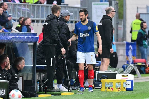 17.04.2026, Fußball, Herren, 2.BL (Bundesliga), Saison 2025 2026, Holstein Kiel - 1. FC Kaiserslautern, 30. Spieltag Steven Skrzybski verletzt Kiel, Holstein-Stadion Holstein-Stadion Schleswig-Holstein Deutschland