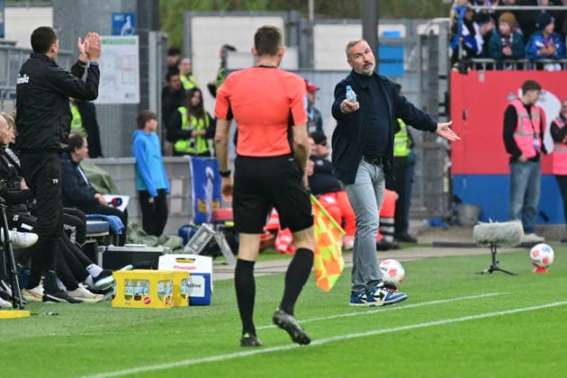 17.04.2026, Fußball, Herren, 2.BL (Bundesliga), Saison 2025 2026, Holstein Kiel - 1. FC Kaiserslautern, 30. Spieltag Trainer Tim Walter (Kiel) Kiel, Holstein-Stadion Holstein-Stadion Schleswig-Holstein Deutschland