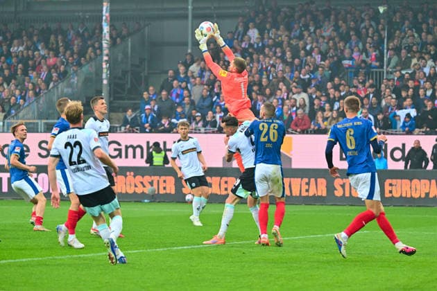 17.04.2026, Fußball, Herren, 2.BL (Bundesliga), Saison 2025 2026, Holstein Kiel - 1. FC Kaiserslautern, 30. Spieltag Torwart Timon Weiner fischt den Ball runter Kiel, Holstein-Stadion Holstein-Stadion Schleswig-Holstein Deutschland