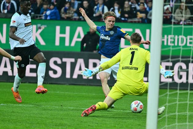 17.04.2026, Fußball, Herren, 2.BL (Bundesliga), Saison 2025 2026, Holstein Kiel - 1. FC Kaiserslautern, 30. Spieltag Jonas Therkelsen gegen Torwart Julian Krahl Kiel, Holstein-Stadion Holstein-Stadion Schleswig-Holstein Deutschland