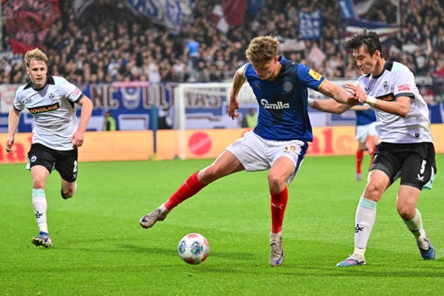 17.04.2026, Fußball, Herren, 2.BL (Bundesliga), Saison 2025 2026, Holstein Kiel - 1. FC Kaiserslautern, 30. Spieltag Phil Harres gegen Jisoo Kim Kiel, Holstein-Stadion Holstein-Stadion Schleswig-Holstein Deutschland