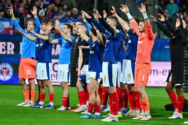17.04.2026, Fußball, Herren, 2.BL (Bundesliga), Saison 2025 2026, Holstein Kiel - 1. FC Kaiserslautern, 30. Spieltag Die Kieler Spieler feiern den Sieg vor der Fankurve Kiel, Holstein-Stadion Holstein-Stadion Schleswig-Holstein Deutschland